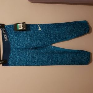 Girls Nike capri leggings
